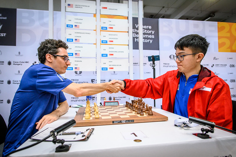 Fabiano Caruana vs. Ingyao (Singapur) | Foto: Michal Walusza (FIDE)